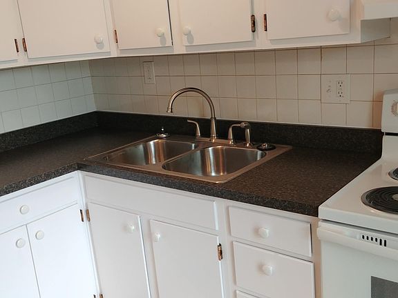 3rd image of 976 Randler Ave #976