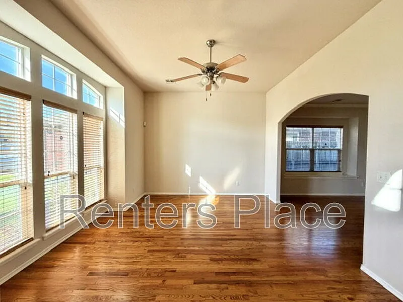 5 bed, 2.5 bath, 3189 sqft, $2,695 — Photo 2