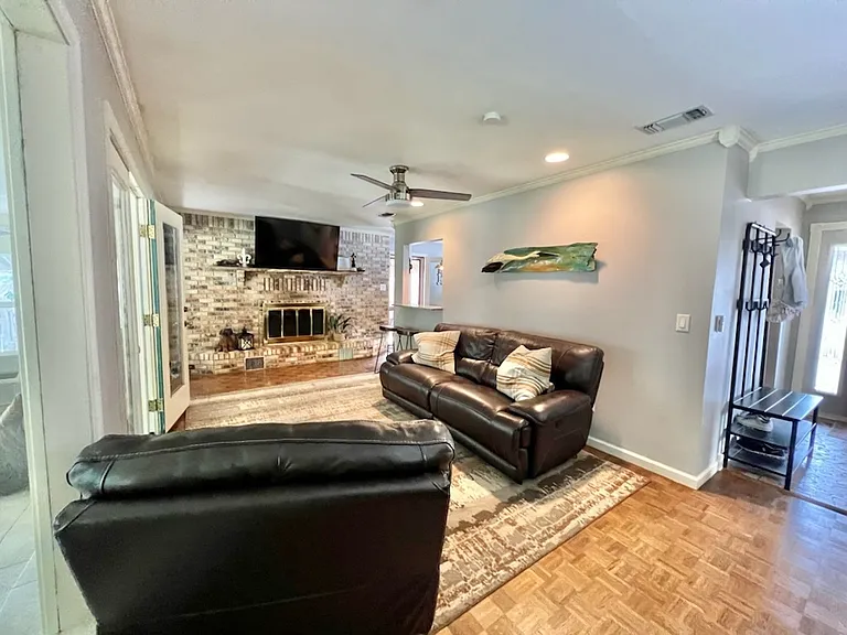 334 Plymouth Ave — Photo 7