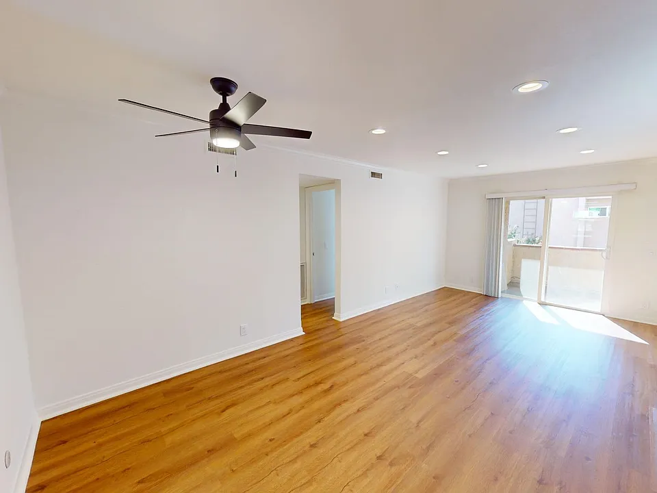 6 Weeks Free!! Steps From Fallbrook Mall