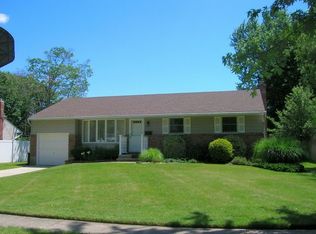 18 Hayrick Ln, Commack, NY 11725