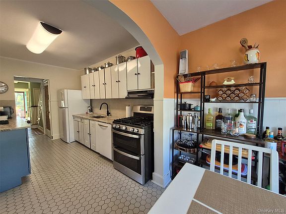 4th image of 327 E Pine Street