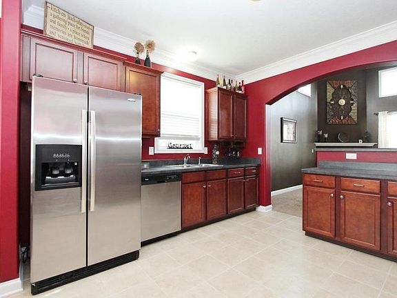 3rd image of 248 Fox Glen Dr E