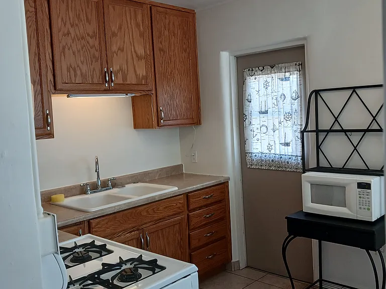 KITCHEN WITH 42" CABINETS