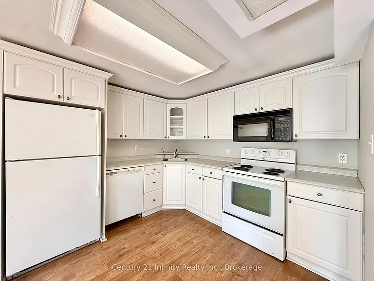 384 Leslie St — Photo 8