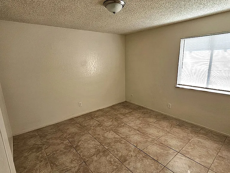 Westbridge Apartments — Photo 8