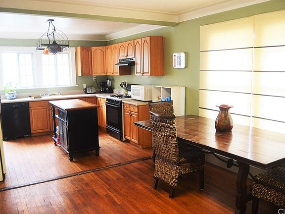 4th image of 1531 East Broadway