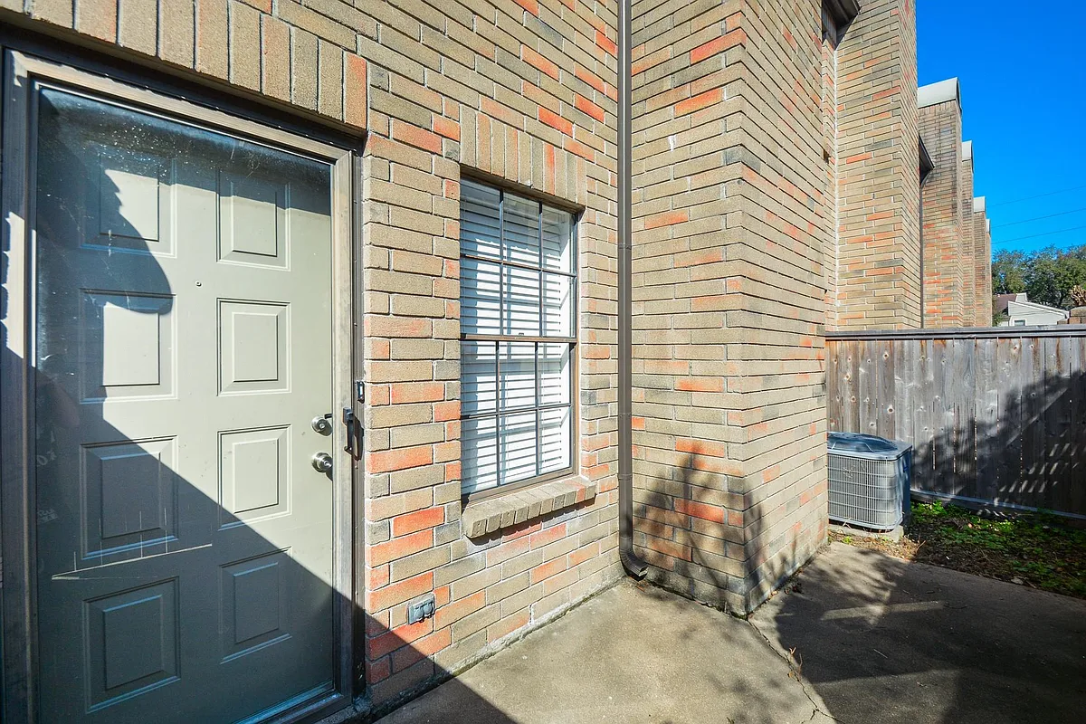 Building Photo - 9850 Pagewood Ln #1806