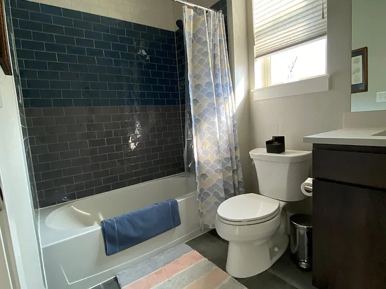 2nd bedroom bath