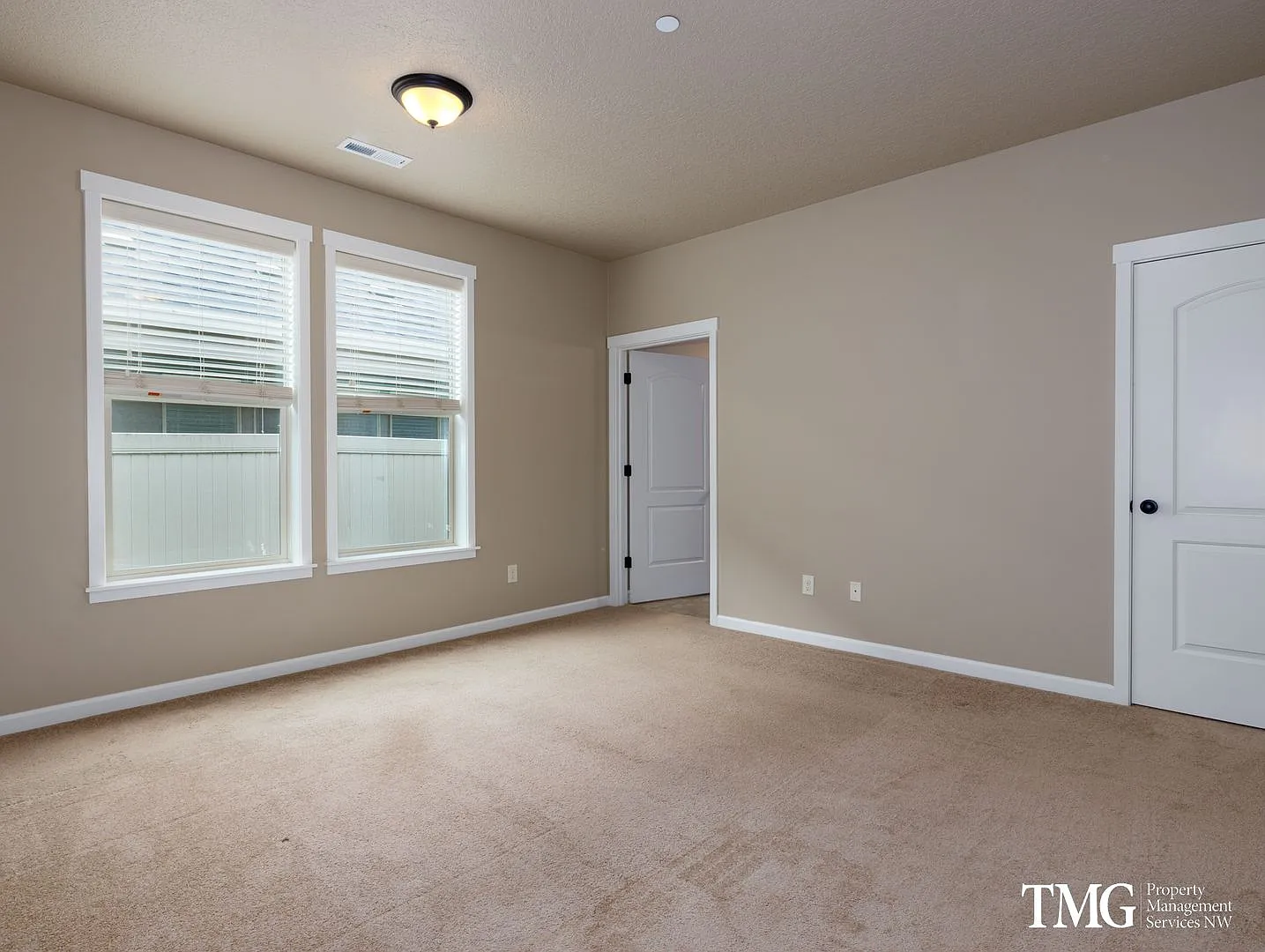 Modern Living with A/C and Double Garage! — Photo 4