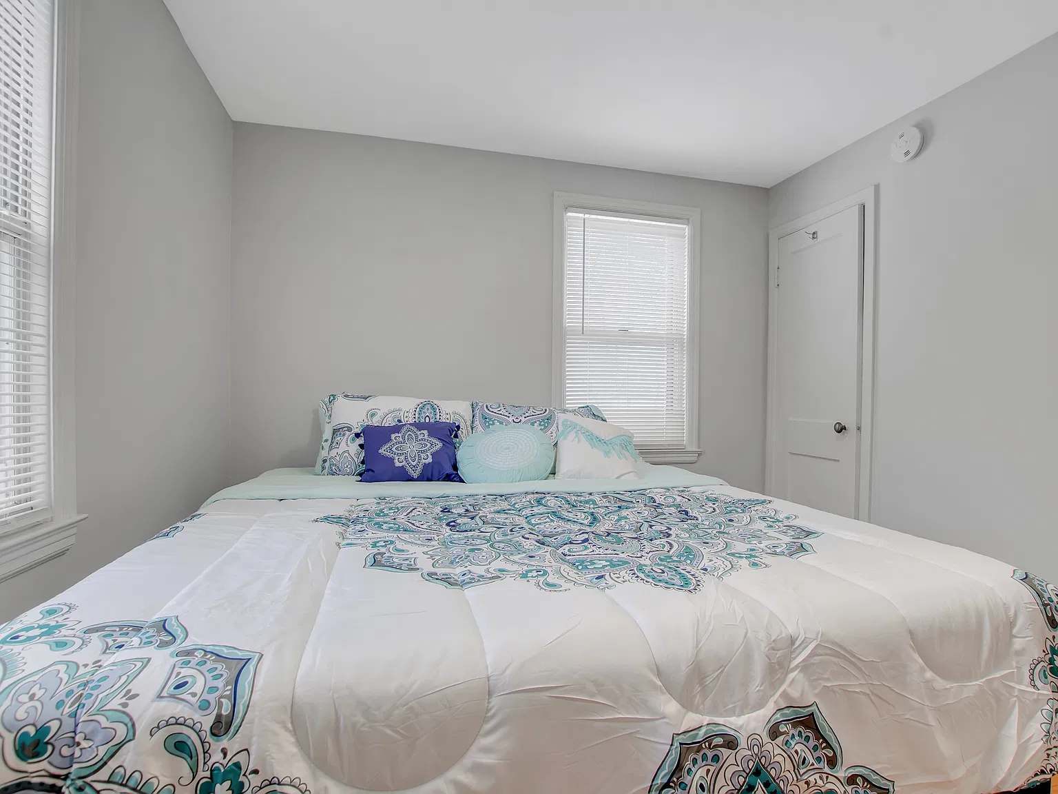 3 bed, 832 sqft, $2,000 — Photo 3