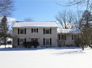 16 Deepwood Dr, East Aurora, NY 14052