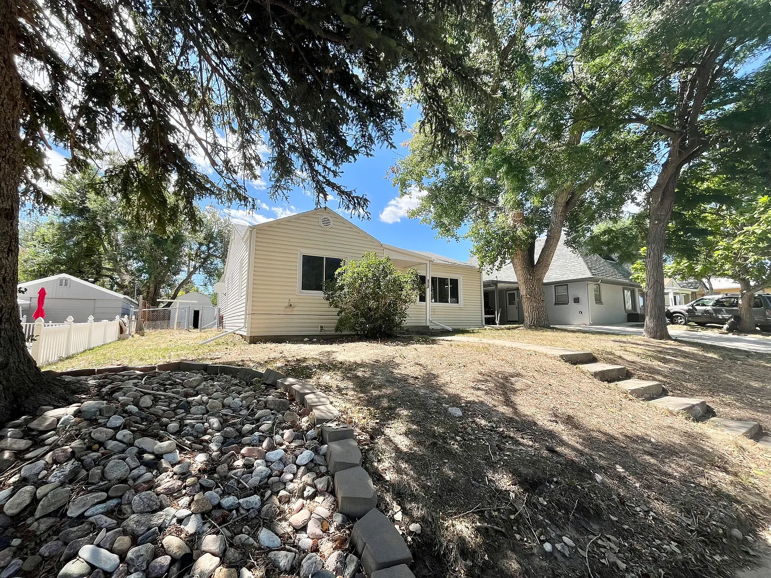 3 bed, 1.0 bath, 1176 sqft, $1,650 — Photo 1