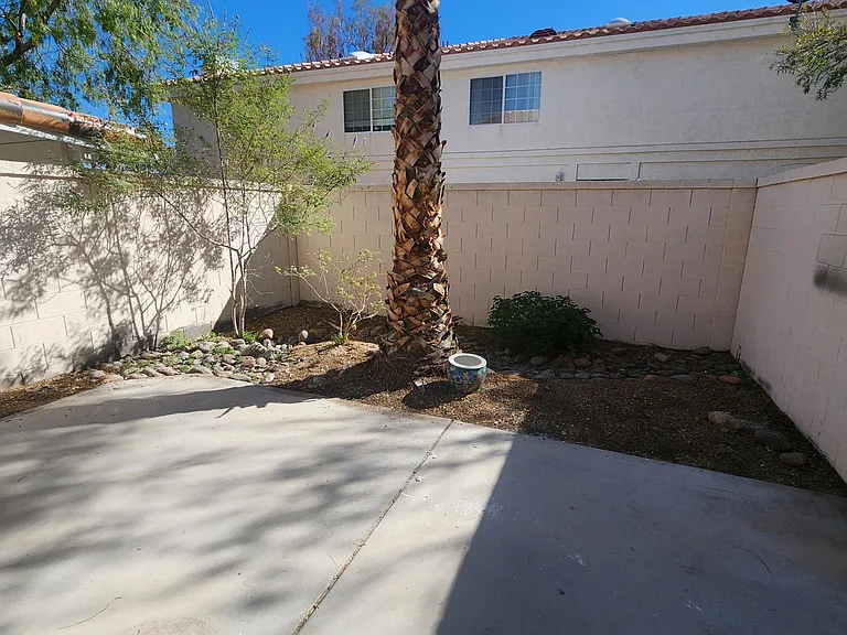 perfect sized gated front yard to garden and entertain.