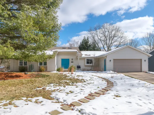 2705 Pine Ridge Rd, Kalamazoo, MI 49008