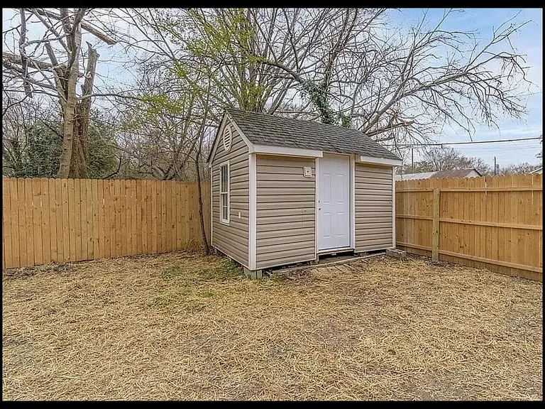 3211 Stockton St — Photo 10