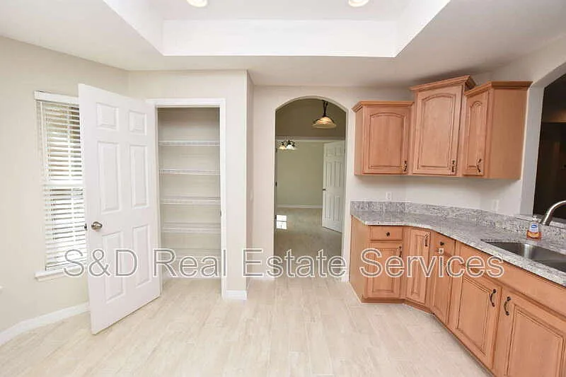 3 bed, 2.0 bath, 1724 sqft, $2,600 — Photo 4