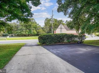 16522 Redland Rd, Rockville, MD 20855