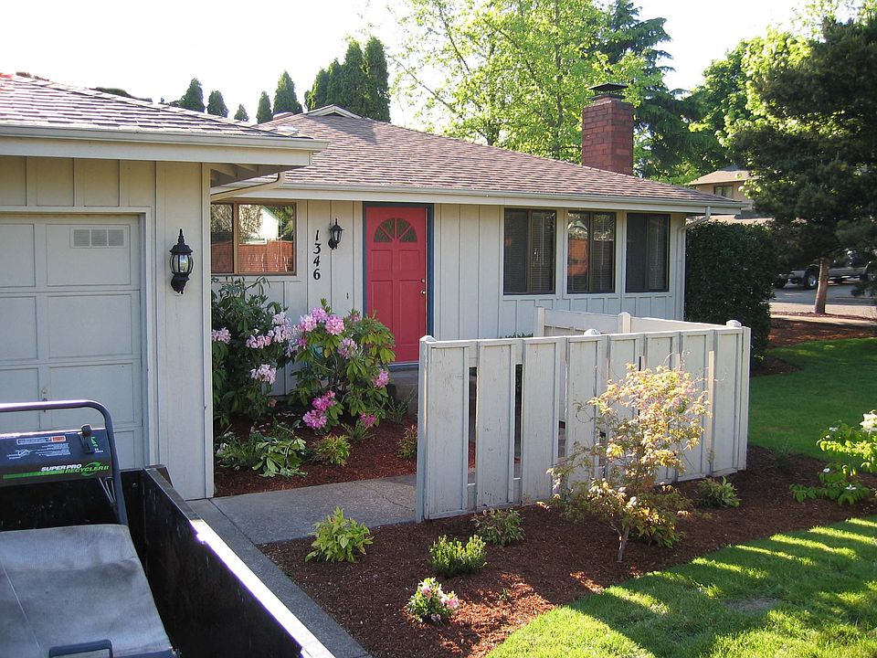1346 Debrick exterior