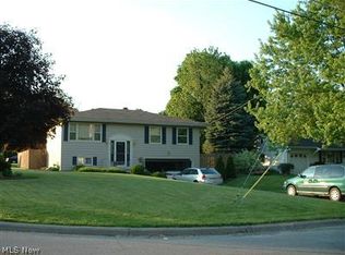 4594 Warwick Dr N, Canfield, OH