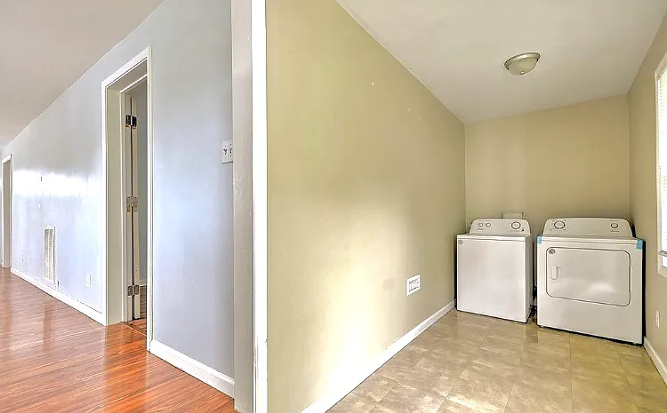 1744 McGee St — Photo 9