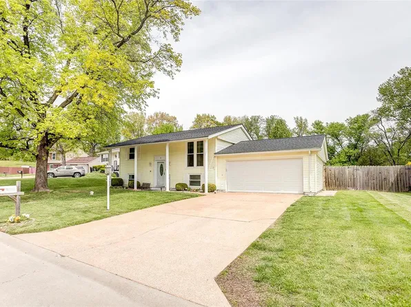 5 Tietje Dr, Fairview Heights, IL 62208