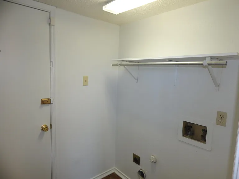 1613 Bobby Lee Killeen TX 76549

Laundry Room 5.75 X 5