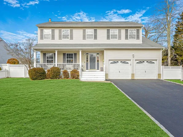 7 Gwendolyn Place, East Islip, NY 11730
