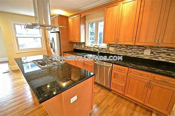 4 bed, 2.5 bath, 9999 sqft, $6,200 — Photo 2