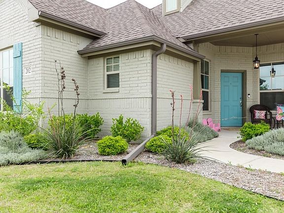 3rd image of 202 Parkview Dr