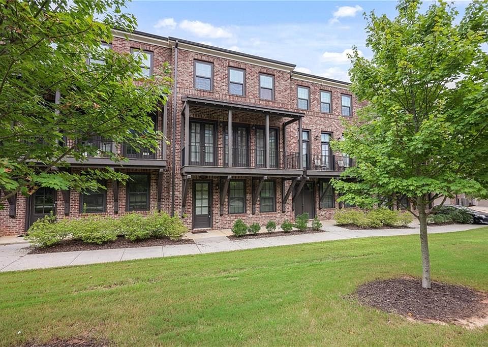 1st image of 812 Snider Walk NE