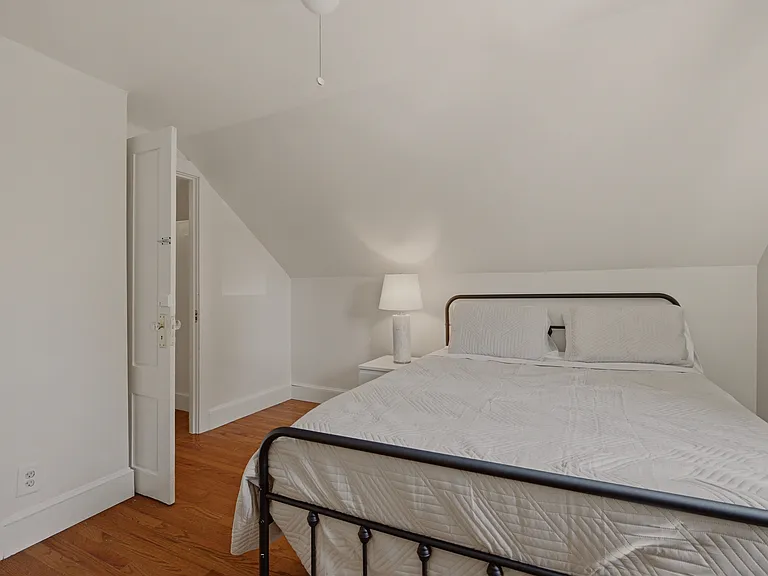21 Clinton Ave — Photo 18