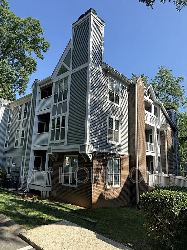 2 bed, 1.0 bath, 813 sqft, $1,600 — Photo 1