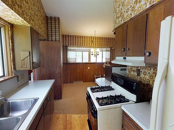 4th image of 3565 Crestmont Dr