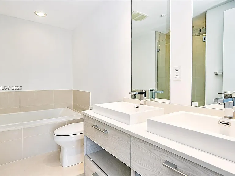 45 SW 9th St #3303 — Photo 9