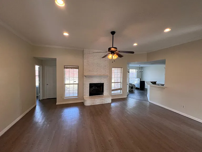 1116 Oak Grove Ln — Photo 5