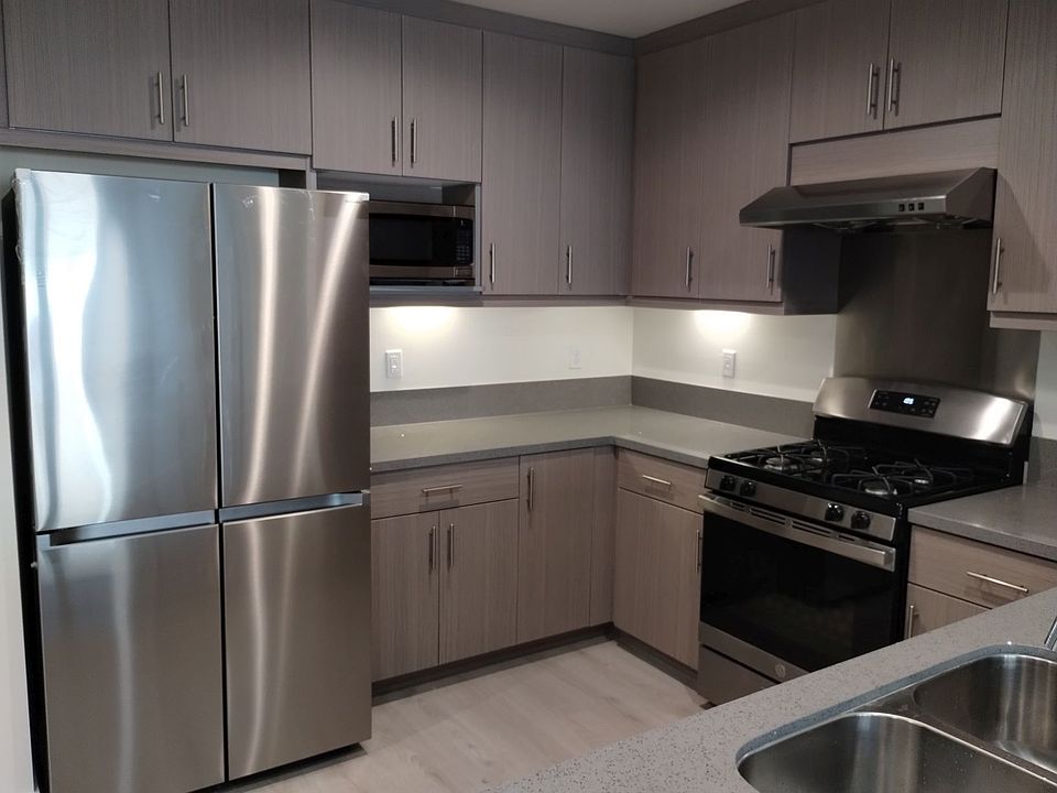 expansive cabinets and luxurious quartz kitchen countertop