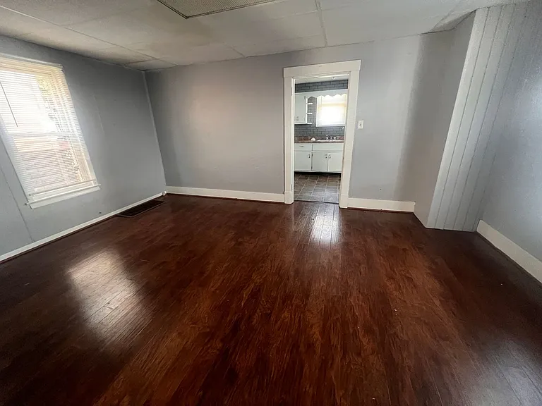 925 Leeds Ave — Photo 5