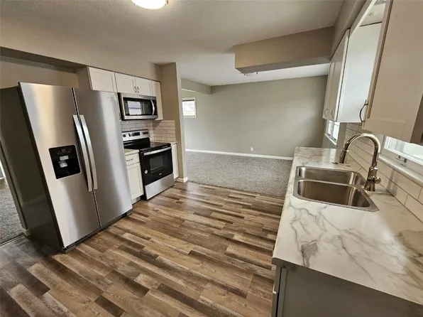 2042 Larry Dr NE, Cedar Rapids, IA 52402