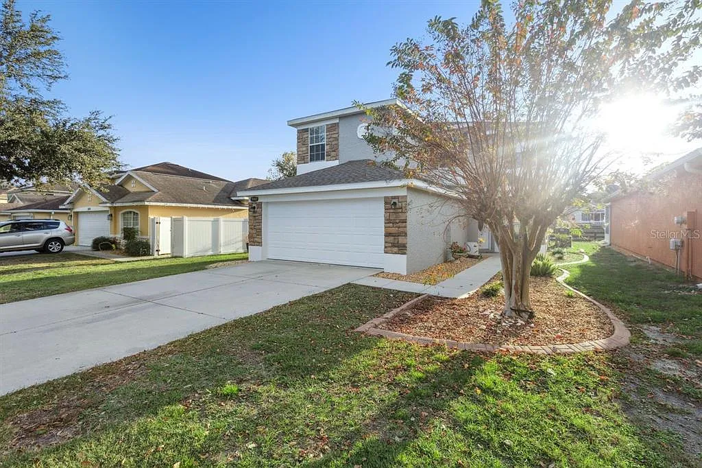 4 bed, 2.5 bath, 1910 sqft, $2,400 — Photo 3