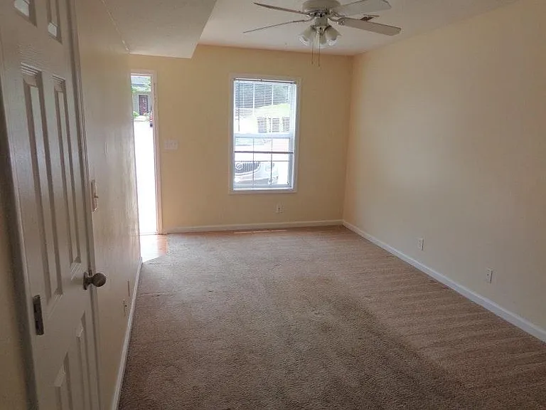 916 Kingsbury Dr #B — Photo 4