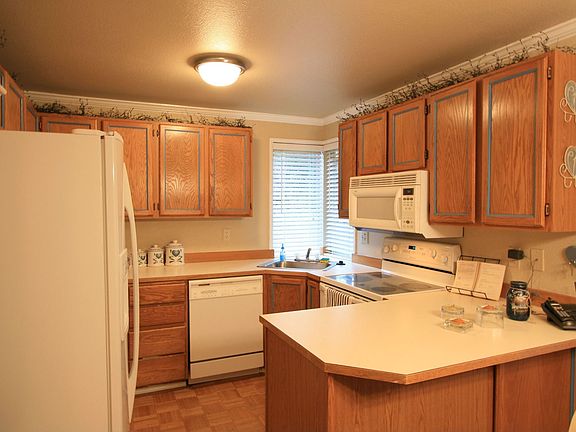 Kitchen with eating bar