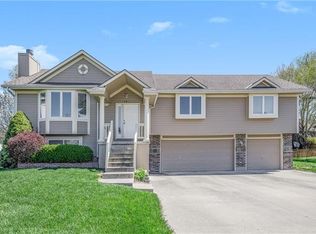 107 S Lakeshore Dr, Raymore, MO 64083