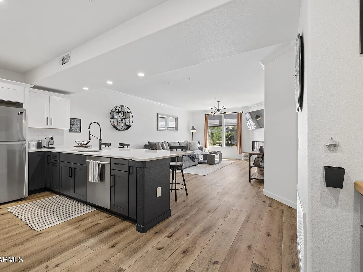 3 bed, 2.0 bath, 1326 sqft, $4,000 — Photo 4