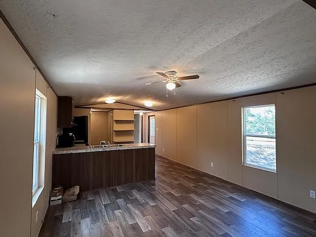 3 bed, 2.0 bath, 912 sqft, $1,300 — Photo 2