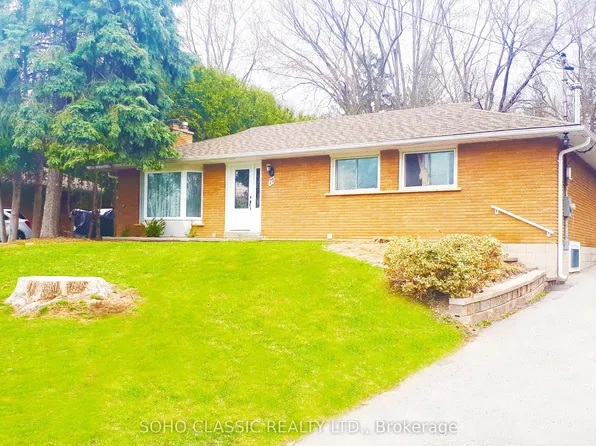 71 Belfry Dr #2, Newmarket, ON L3Y 3E9