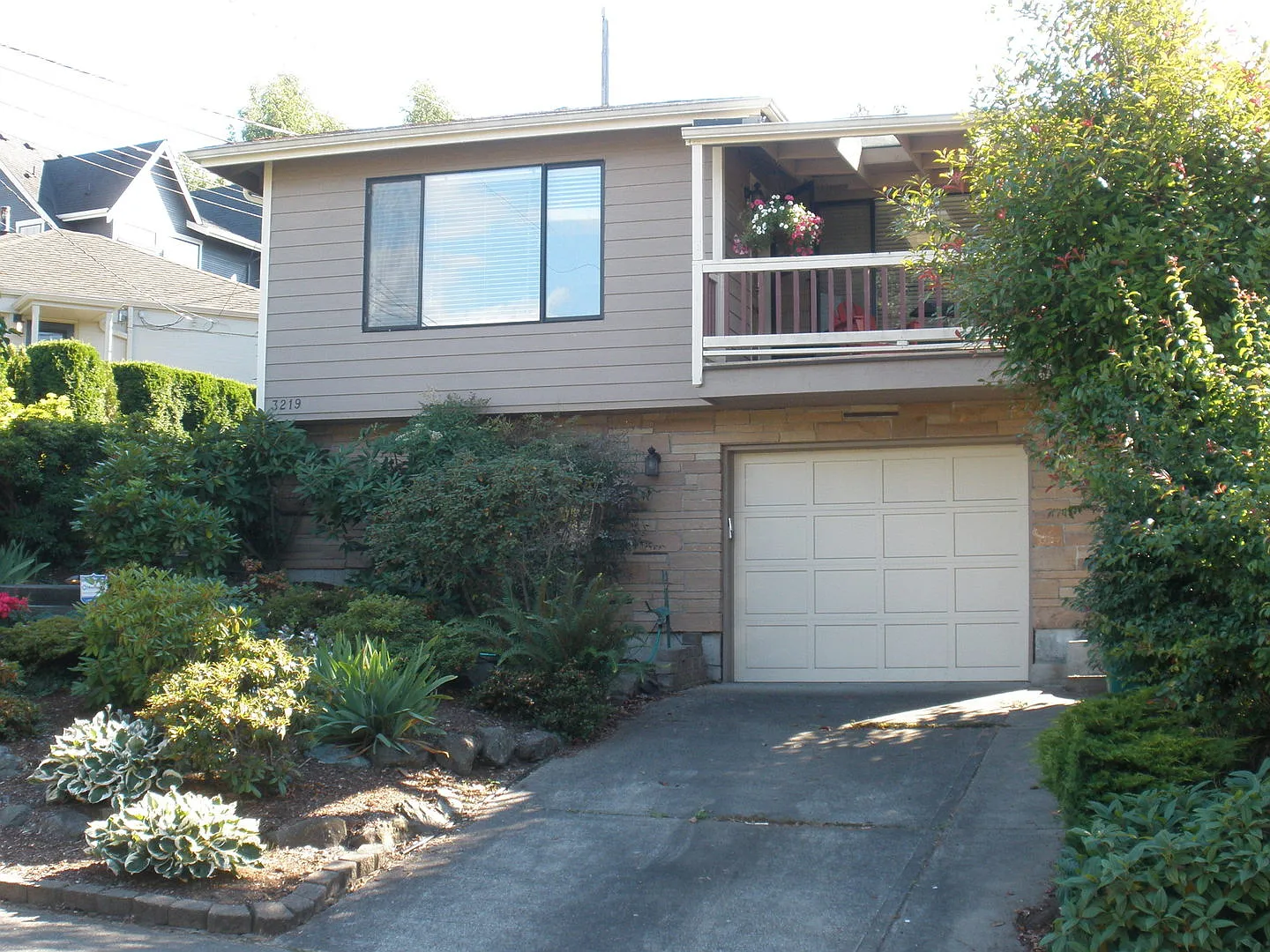 North Queen Anne House — Photo 1