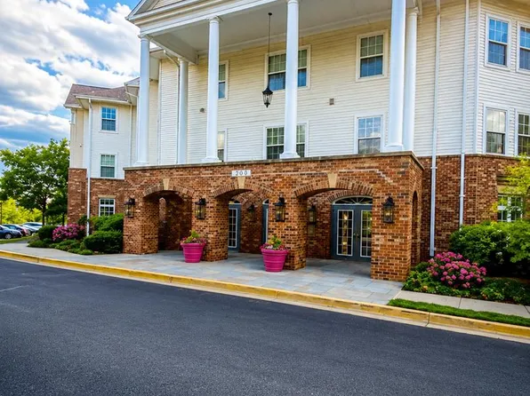 6640 Lake Park Dr APT 208, Greenbelt, MD 20770