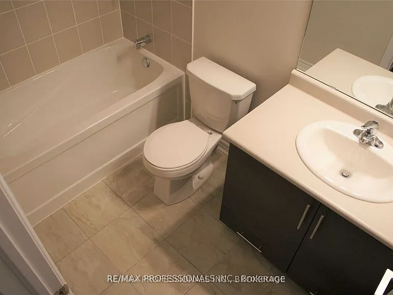 150 Oak Park Blvd #403 — Photo 9