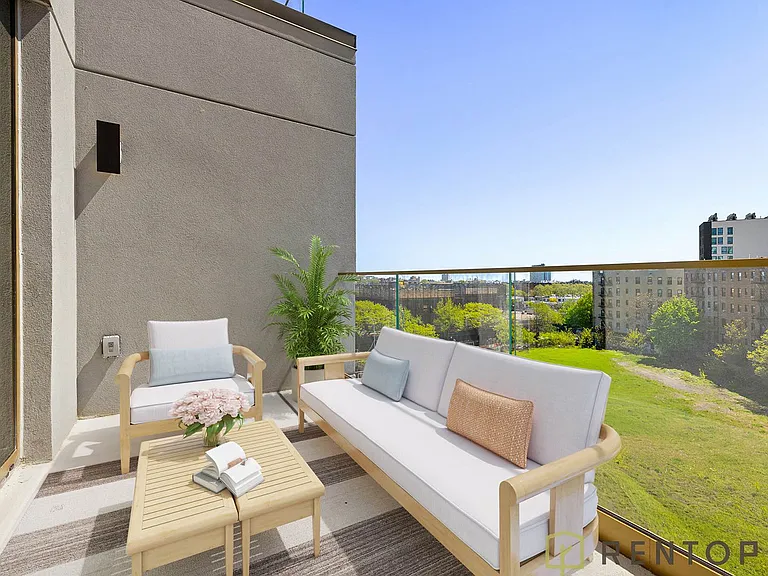 960 Franklin Ave #526 — Photo 4